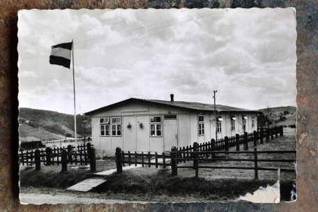 Das Foto zeigt eine Schweizer Holzbaracke für einen Kindergarten, die noch heute in Liefringen (Stausee) steht und im Rahmen des „Don Suisse“ geliefert wurde