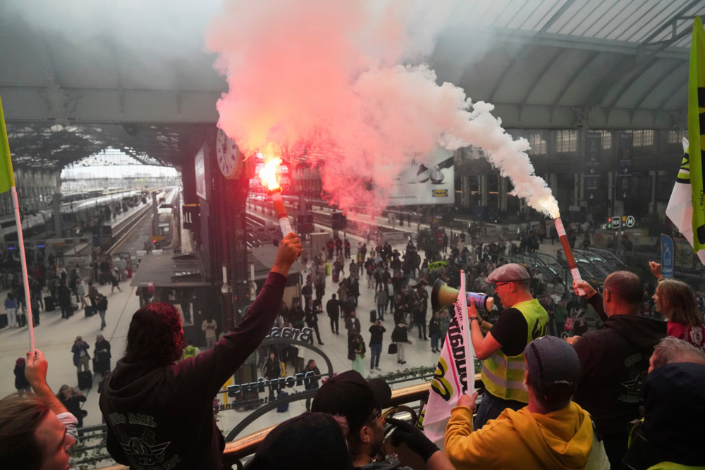 Frankreich / Neuer Premier Lecornu am ersten Arbeitstag mit landesweiten Protesten konfrontiert
