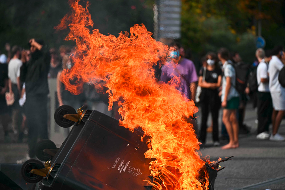 France  / Baptême du feu pour Sébastien Lecornu