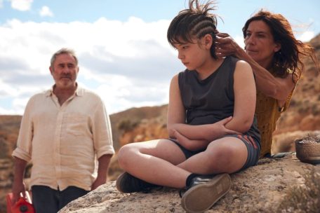 Sergi L&oacute;pez (l.) ist ein Vater auf der Suche, zusammen mit Bruno N&uacute;&ntilde;ez Arjona (M.) und Stefania Gadda (r.)