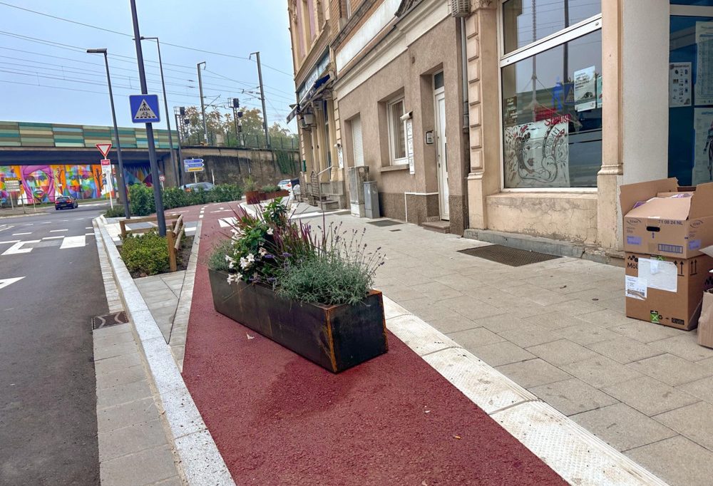 Esch / Sag’s mit Blumen: Massiver Kübel blockiert den neuen Radweg in der Kanalstraße