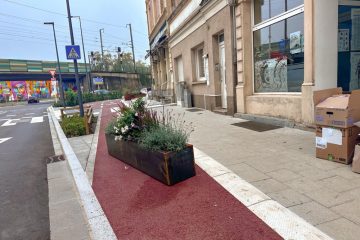 Esch / Sag’s mit Blumen: Massiver Kübel blockiert den neuen Radweg in der Kanalstraße