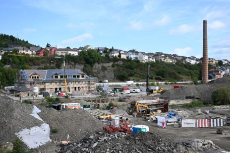 Das Gebäude der ehemaligen Idéal-Fabrik (l.) 