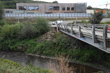 Nach dem Abriss der Fabrikgebäude ist der Fluss Wooltz wieder sichtbar. Brücken verbinden das neue mit den bestehenden Wohnvierteln. 