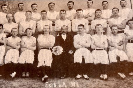 Der zehnjährige Henri Adam (vorne, 1.v.r.) in den Reihen des Schifflinger Turnvereins „Le Travail“