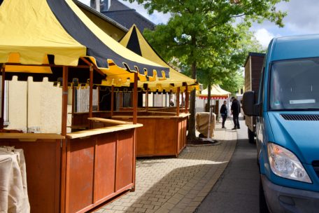 Die Tavernen und Zelte warten auf tausende Besucher