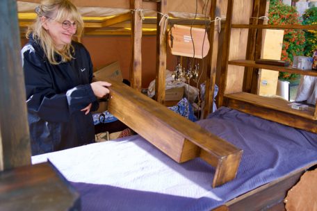 Stände werden liebevoll eingerichtet – fernab von der digitalen Neuzeit 