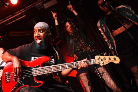 Eine wilde Mischung: Gogo Bordello im Atelier