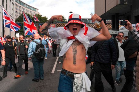 Großbritannien / Migrant Elon Musk wettert auf rechtsextremer Demo gegen Migranten