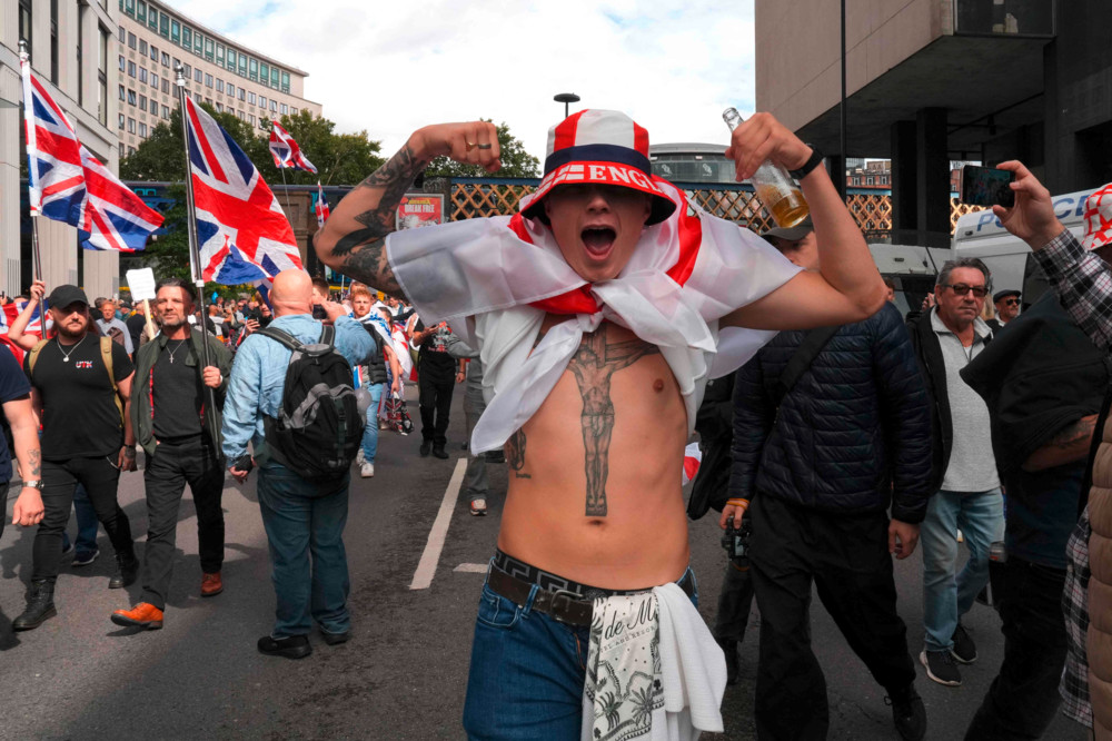 Großbritannien / Migrant Elon Musk wettert auf rechtsextremer Demo gegen Migranten