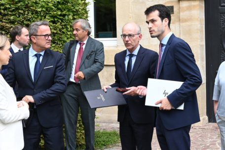 CSV-Premier Luc Frieden mit dem Generalsekretär des Regierungsrats, Michel Scholer (2.v.r.), Vize-Premier Xavier Bettel (DP), Sozialministerin Martine Deprez (CSV) und hohen Beamten am 3. September vor dem Staatsministerium