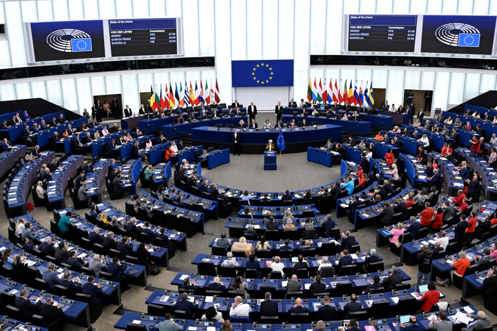 Zwei Monate nach überstandenen Votum / EU-Kommission muss sich neuen Misstrauensanträgen stellen
