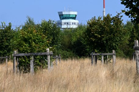 Fluglotsen und Ministerium finden Kompromiss / Neuer Kontrollturm am Findel wird traditionell UND virtuell