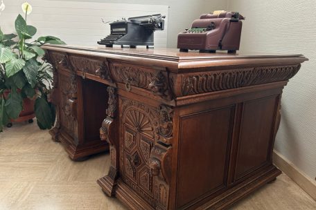 Vor dem Büro des Bürgermeisters im Rathaus: Kunstvolle Intarsien zieren den Schreibtisch des ehemaligen Bürgermeisters Henri Wenkin