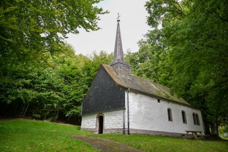 Die Kapelle „Heltzer Klaus” (550 Jahre alt) bei Heltzingen ist wegen des Altars eine Sehenswürdigkeit 