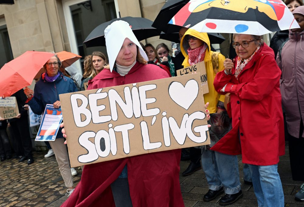Nach Aussagen von Luc Frieden / Kommt das Recht auf Abtreibung in die Verfassung? Das sagen Politik und Zivilgesellschaft dazu