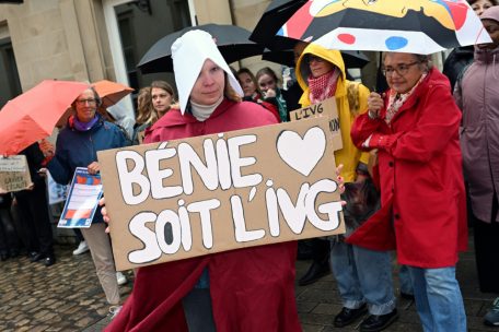 Nach Aussagen von Luc Frieden / Kommt das Recht auf Abtreibung in die Verfassung? Das sagen Politik und Zivilgesellschaft dazu