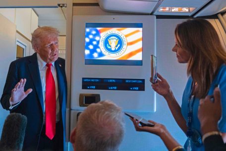 US-Präsident Donald Trump droht auf der Rückreise aus Großbritannien US-Fernsehsendern mit dem Entzug ihrer Sendelizenz, wenn er weiter in ihren Sendung attackiert wird