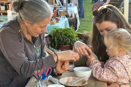 Jenny Richarz (l.) beim Herstellen eines Gewürzsalzes