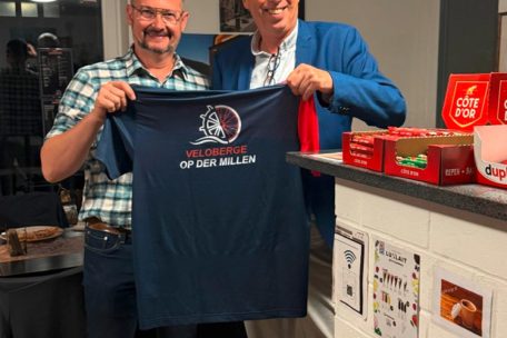 Trikotüberreichung: Luc Holcher (l.), Präsident des DT Méischdref, und Claude Losch, Betreiber der „Véloberge op der Millen“