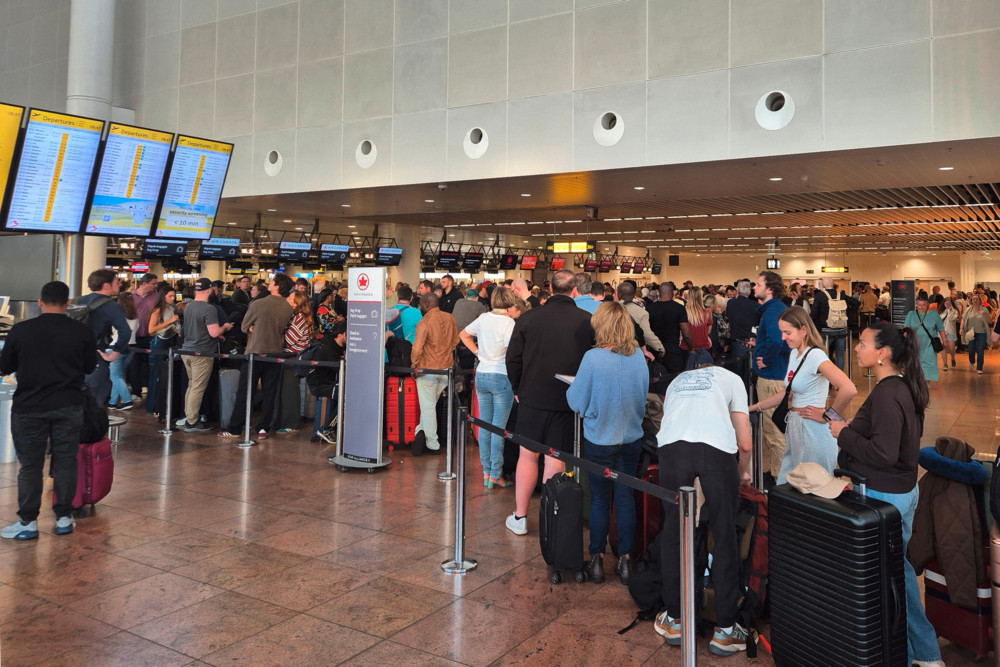 Wochenende / Längere Wartezeiten an europäischen Flughäfen nach Cyberattacke