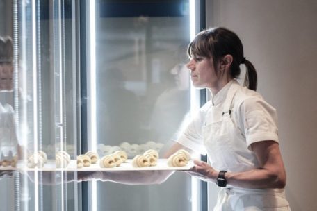 Mehr als Gebäck / Wie Croissants für Kate Reid zu Lebensrettern wurden – und die Australierin zur Ikone machten