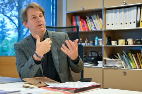 „D’Bud ass geschwë voll“ / INLL-Vizedirektor Luc Schmitz im Interview über die Luxemburgischkurse am Sprachinstitut