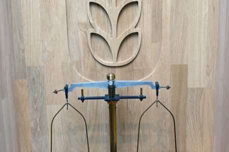 Im hochmodernen Konferenzsaal erinnert dieses Gerät an die lange Tradition der Inhaber im Beruf 