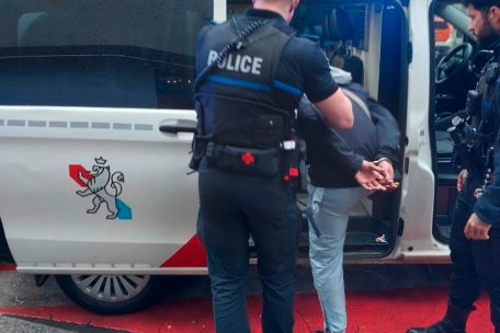 Eine Person trug eine unerlaubte Waffe bei sich