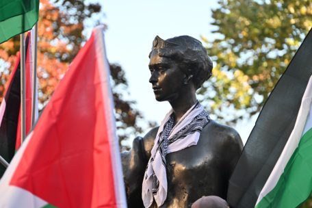 Die frühere Großherzogin inmitten der Demonstranten