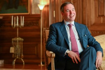 Forum / Verfluchter goldener Käfig! – Guy Rewenig über das, was dem armen Thronfolger alles zugemutet wird