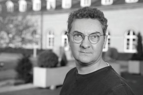 Prof. Dr. Frank Hofmann ist Philosophie-Professor an der Universität Luxemburg. Seine Forschungsschwerpunkte liegen in der Erkenntnistheorie, Metaphysik und Ontologie, Wissenschaftsphilosophie, Theorie der Normativität und Philosophie der Subjektivität.