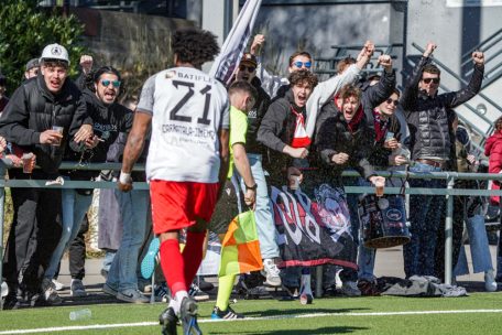 Auch bei der Victoria Rosport ist Philippe Arendt (neben der Fahne) am Spielfeldrand nicht zu überhören