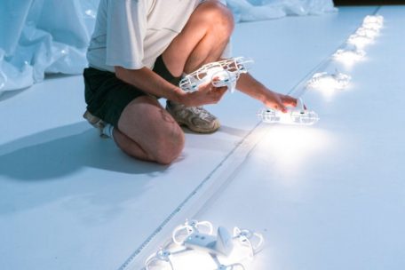 Portrait de Brian Ca pris dans le d&eacute;cor du spectacle &bdquo;Satellites&ldquo;