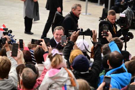 Auf dem Weg zum Knuedler konnte der neue Staatschef das Bad in der Menge genie&szlig;en