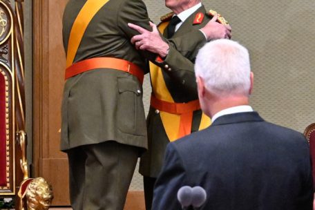 Gro&szlig;herzog Henri umarmt seinen Sohn, nachdem dieser seinen Eid als Staatschef abgelegt hat