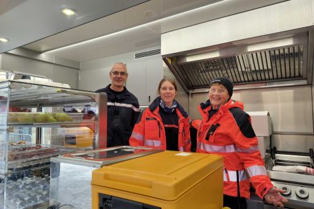 Maryse kümmert sich mit dem restlichen Team des „Groupe ravitaillement“ um die Versorgung der Polizisten und Notdienste