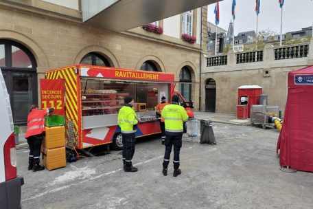 Nach einer kurzen Stärkung beim Foodtruck des CGDIS fällt die Arbeit leichter
