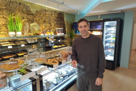 Minas Athanasiou, Partner beim Süßwarenladen „Glyko“