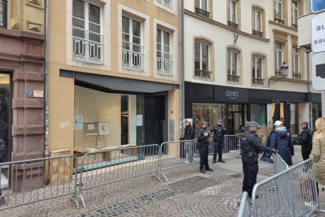 Darf man da rein? Die Absperrungen und Polizisten erschweren den Zugang zum „Glyko“.