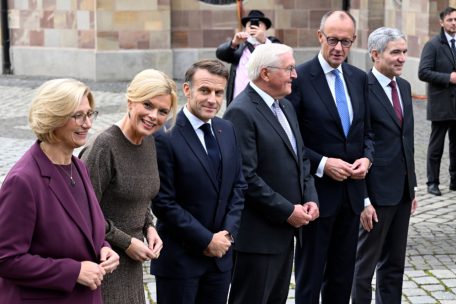 Hoher Besuch zum hohen Tag (v.l.): Saarlands Ministerpr&auml;sidentin und Bundesratspr&auml;sidentin Anke Rehlinger empf&auml;ngt Bundestagspr&auml;sidentin Julia Kl&ouml;ckner, Frankreichs Pr&auml;sidenten Emmanuel Macron, den Bundespr&auml;sidenten Frank-Walter Steinmeier, Bundeskanzler Friedrich Merz und den Pr&auml;sidenten des Bundesverfassungsgerichts, Stephan Harbarth.