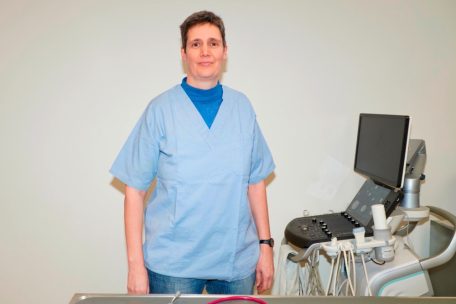 Laut Dr. med. vet. Simone Mousel sollten Hunde, die anfällig für Bindehautentzündungen sind, möglichst staubige Umgebungen meiden. Falls dies nicht möglich ist, empfiehlt die Tierärztin, die Augen der Vierbeiner nach dem Aufenthalt gründlich auszuspülen, um Reizungen zu verhindern.