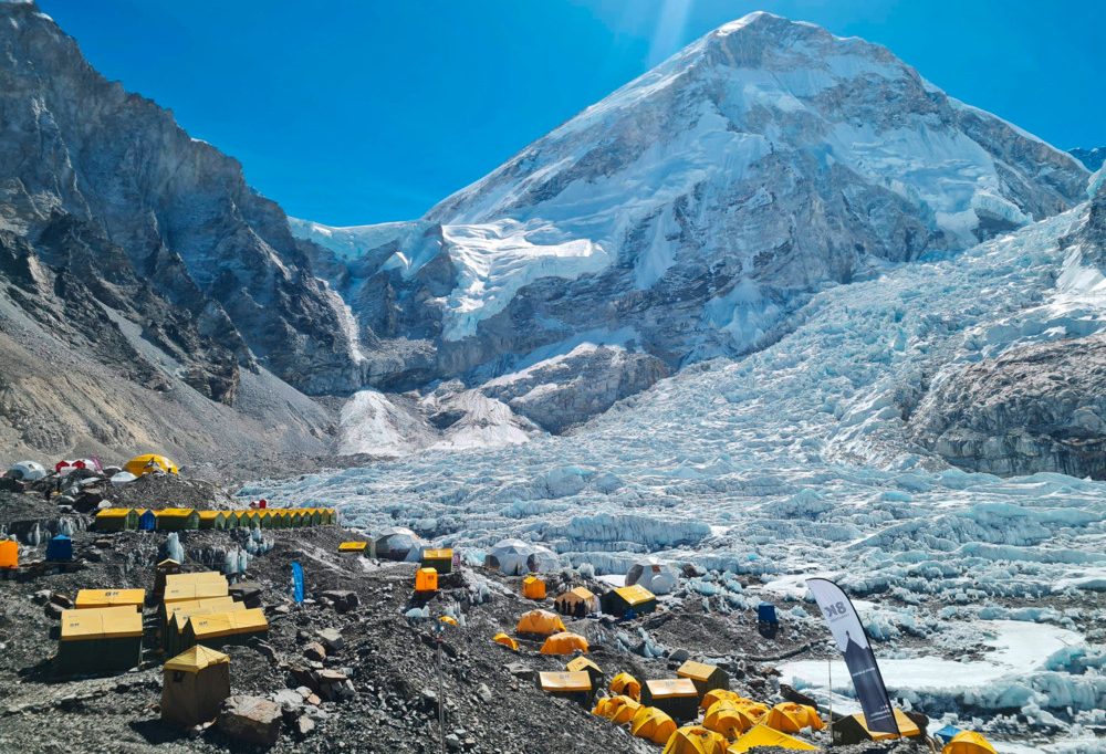 Wegen Schneesturm eingeschlossen / Bergungstrupps retten mindestens 350 Touristen von Mount Everest