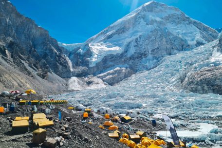 Wegen Schneesturm eingeschlossen / Bergungstrupps retten mindestens 350 Touristen von Mount Everest