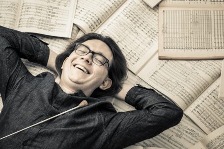 Am Dienstagabend in der Philharmonie / Dirigent Mateusz Moleda: „Mein Kinderwagen stand schon in der Seitenloge der Semperoper“