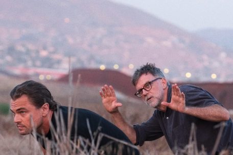 DiCaprio (l.) und Paul Thomas Anderson (r.) am Filmset