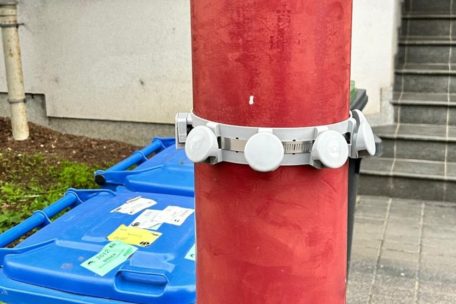 Mülltrennung / Keine fliegenden Tüten mehr: Gemeinde Bissen installiert Halterungen für blaue Müllsäcke