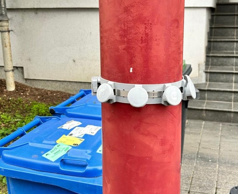Mülltrennung / Keine fliegenden Tüten mehr: Gemeinde Bissen installiert Halterungen für blaue Müllsäcke