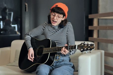 Die Musikeirn C&rsquo;est Karma ist Teil der &bdquo;Nuit des mus&eacute;es 2025&ldquo;