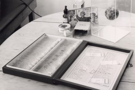 Das Werk &bdquo;Blood of a Poet Box&ldquo; (1965-68) versammelt Blutproben von hundert Dichterkolleg:innen